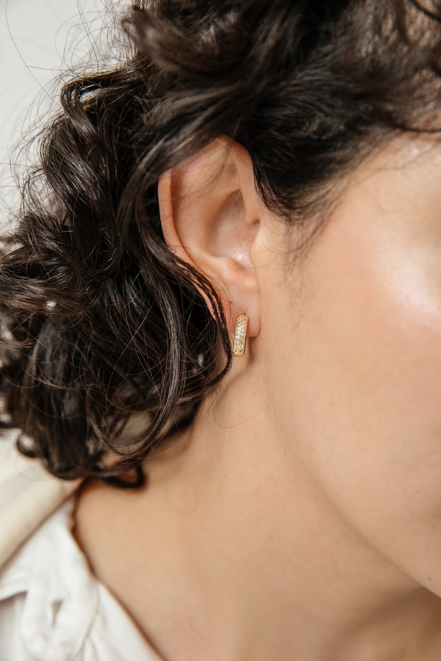 Argollas Vivi baño de oro y piedras circonita