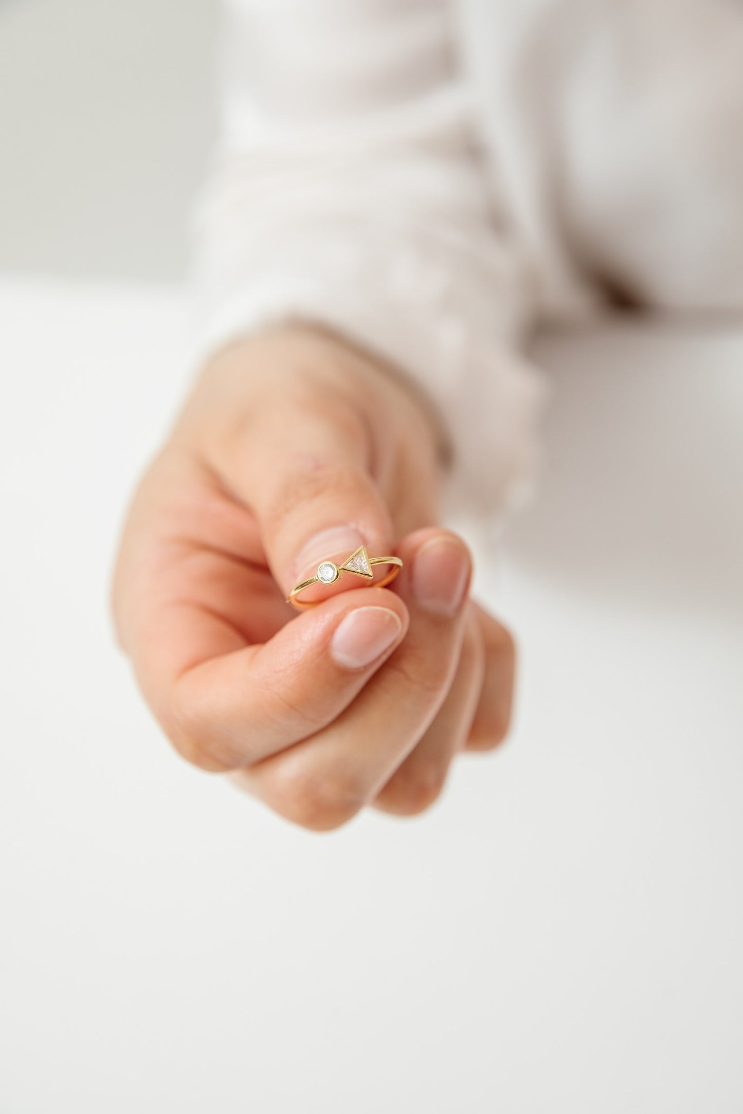 Anillo Geo baño de oro y circones