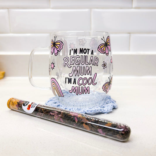 Pack #2 regalo día Mamá: Taza doble fondo + té negro + posavasos tejido a mano