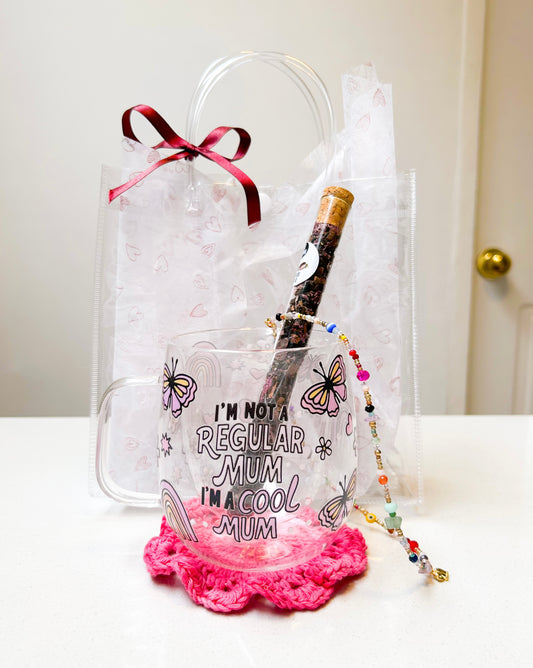 Pack #1 regalo día Mamá premium: taza doble fondo + té negro + posavasos tejido a mano + collar multicolor hecho a mano