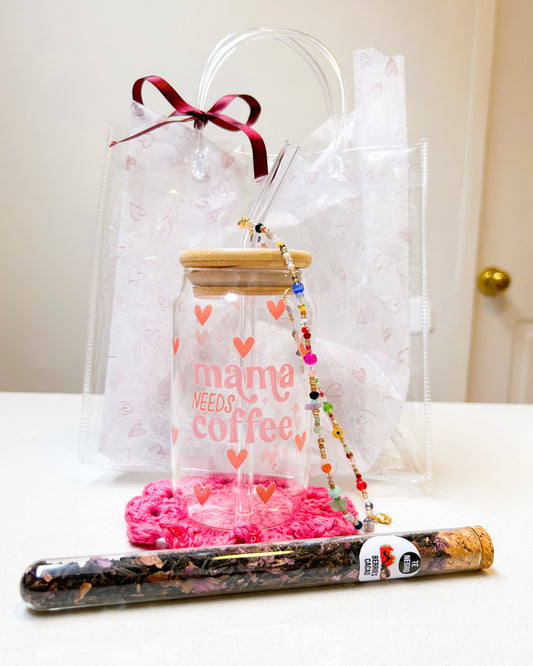 Pack #3 regalo día Mamá premium: Mug + té negro + posavasos tejido a mano + collar multicolor hecho a mano