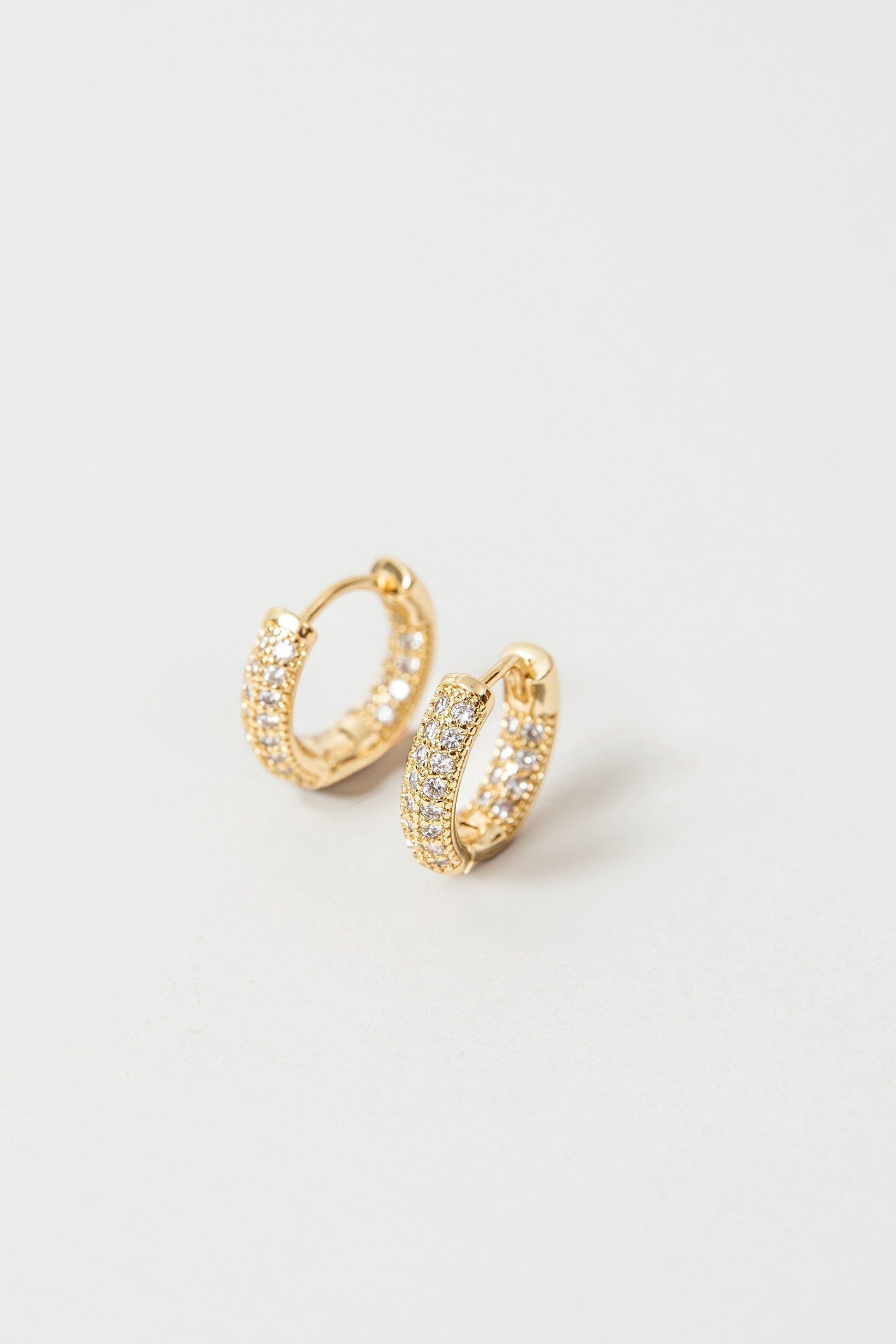 Argollas Vivi baño de oro y piedras circonita