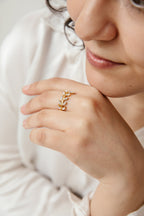 Anillo Hojas baño de oro y circones blancos