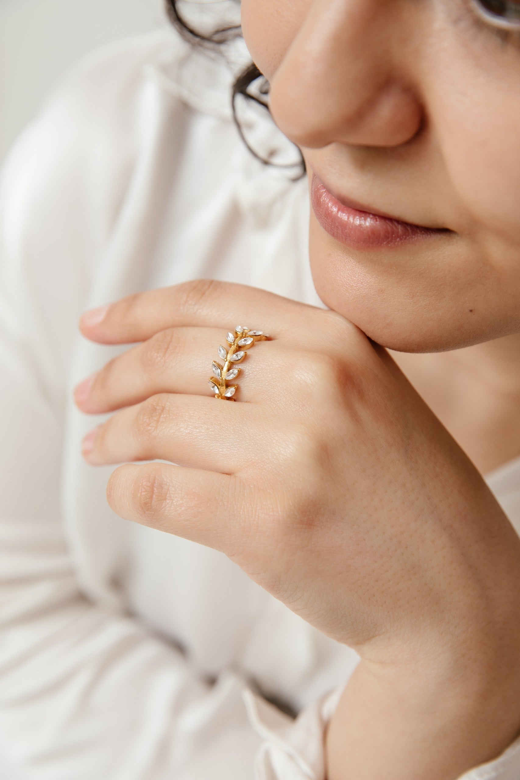 Anillo Hojas baño de oro y circones blancos