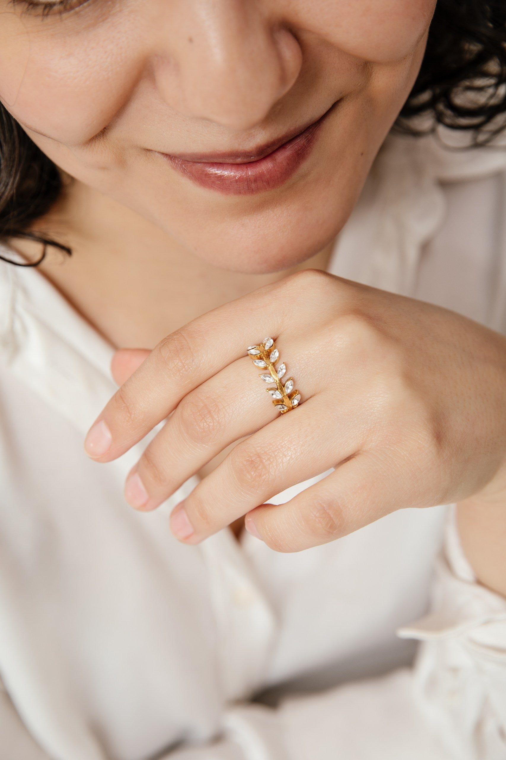 Anillo Hojas baño de oro y circones blancos