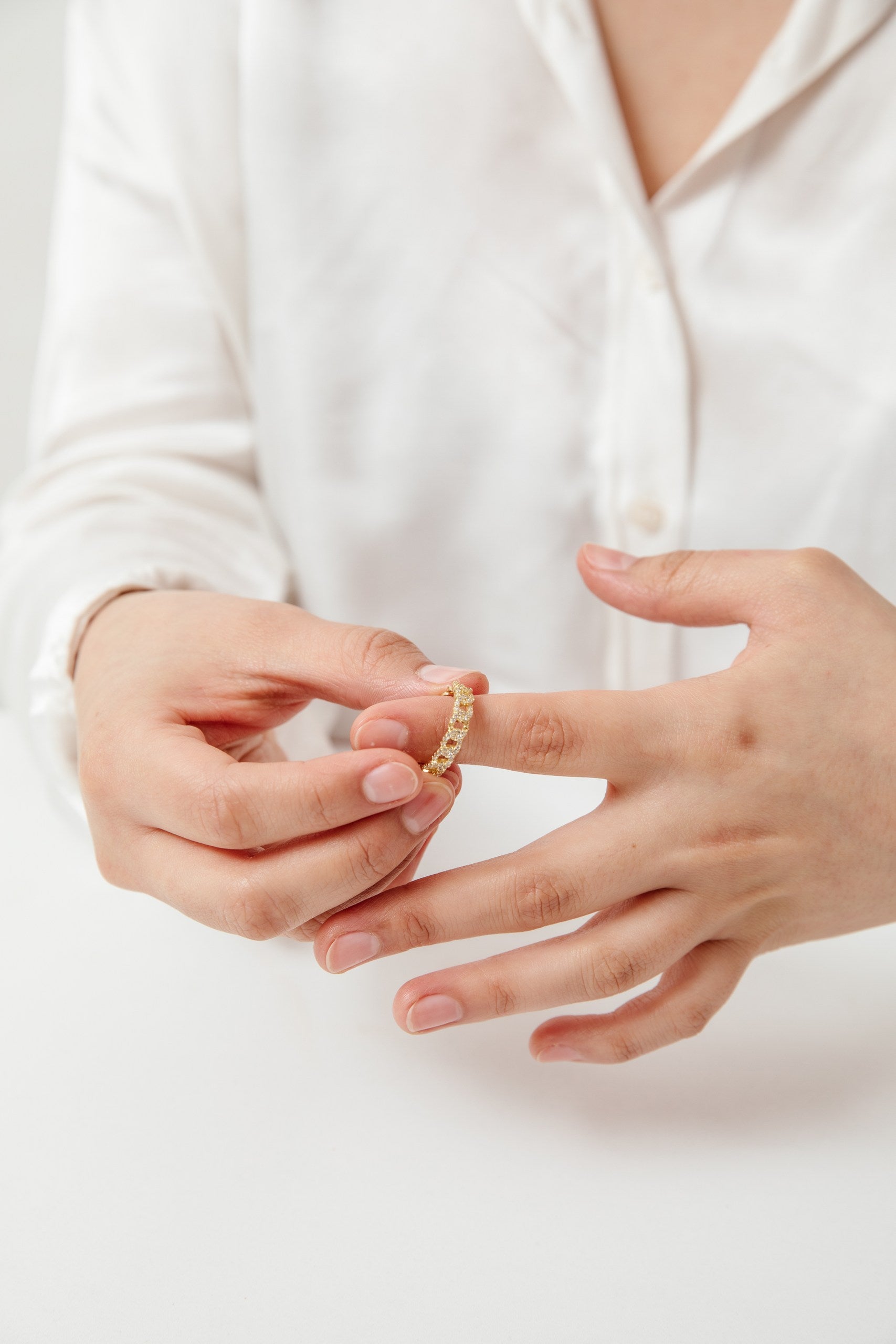 Anillo Chains baño de oro y circones