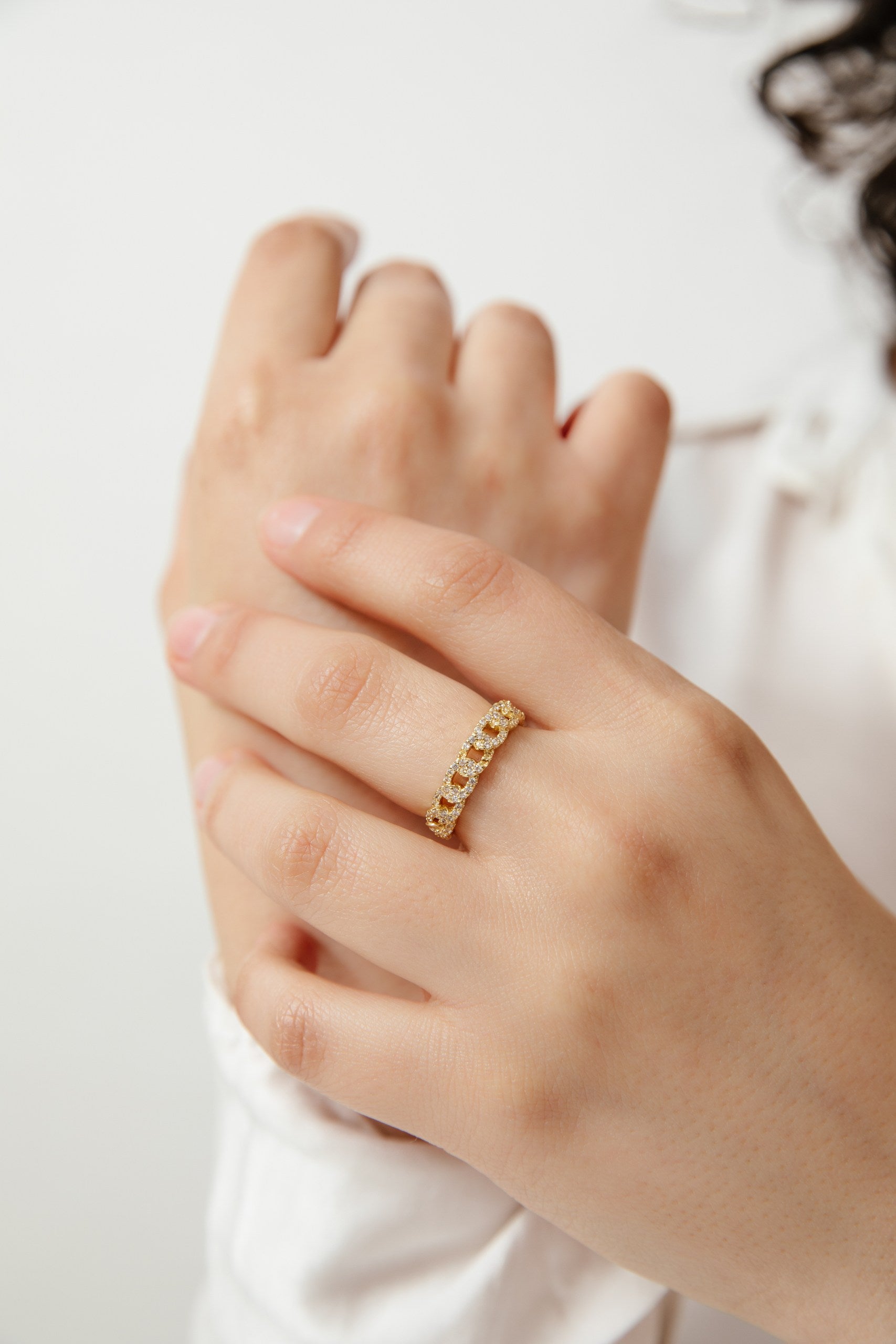 Anillo Chains baño de oro y circones