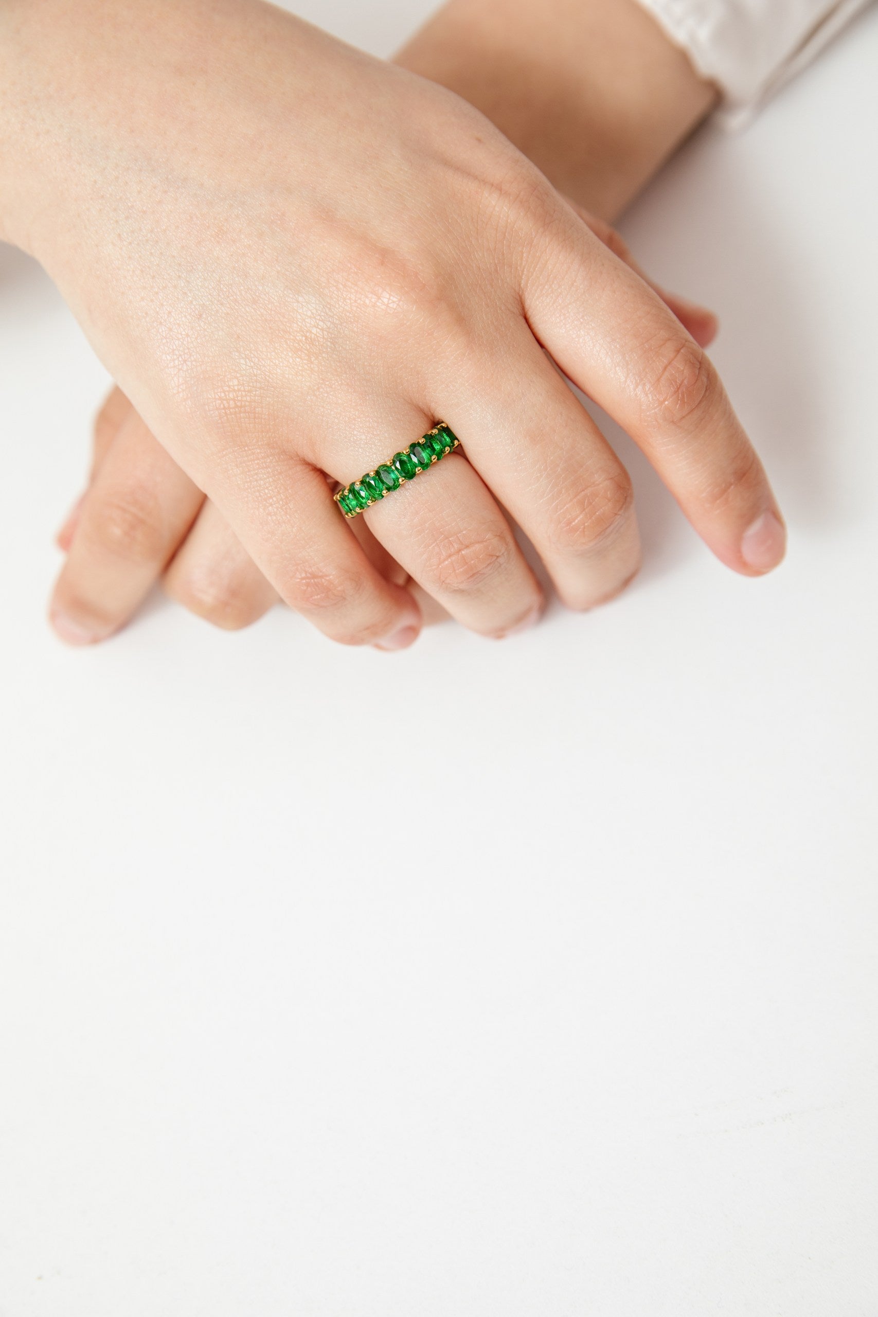 Anillo Infinito baño de oro y circones verdes