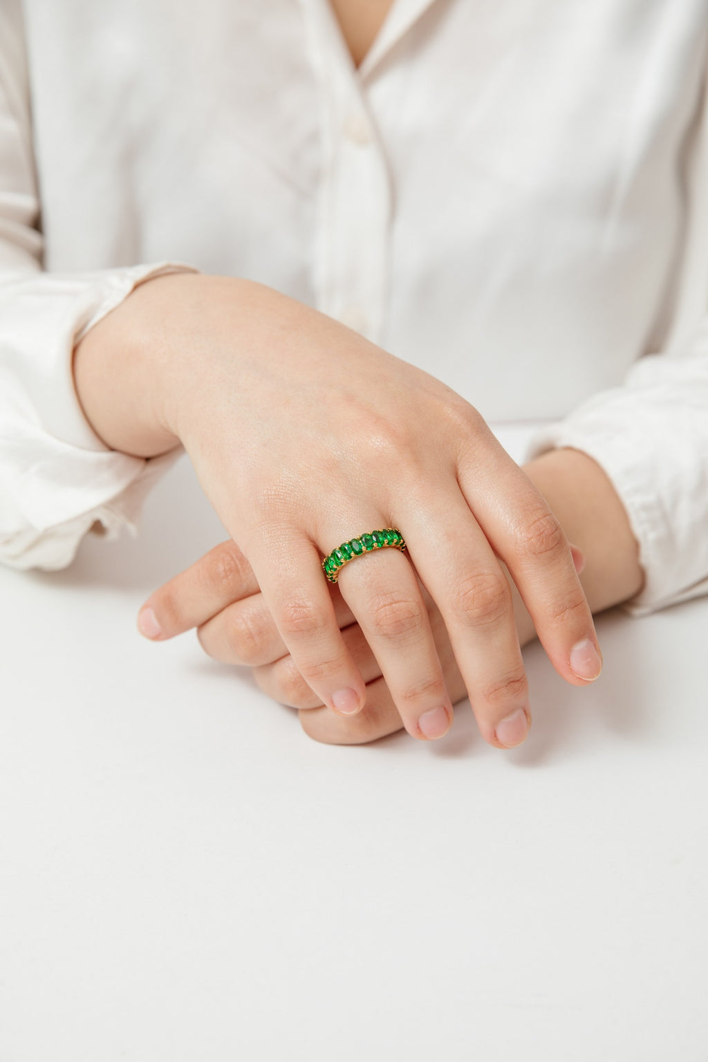 Anillo Infinito baño de oro y circones verdes