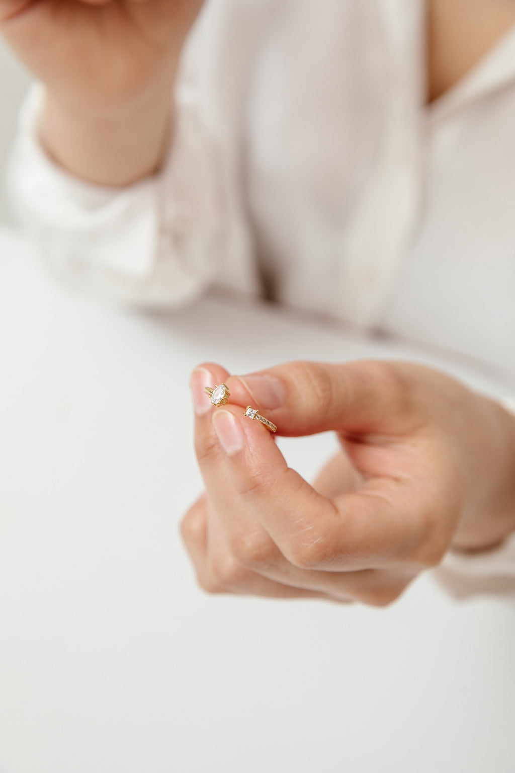 Anillo Andi baño de oro y circones