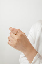 Anillo Andi baño de oro y circones