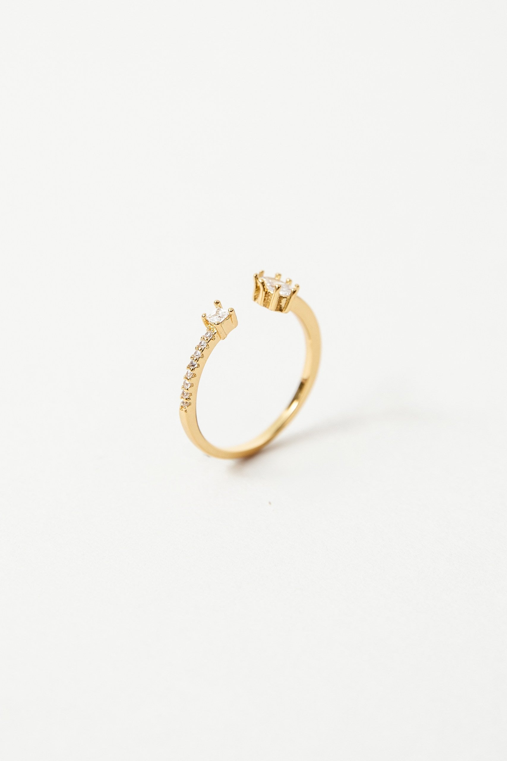 Anillo Andi baño de oro y circones