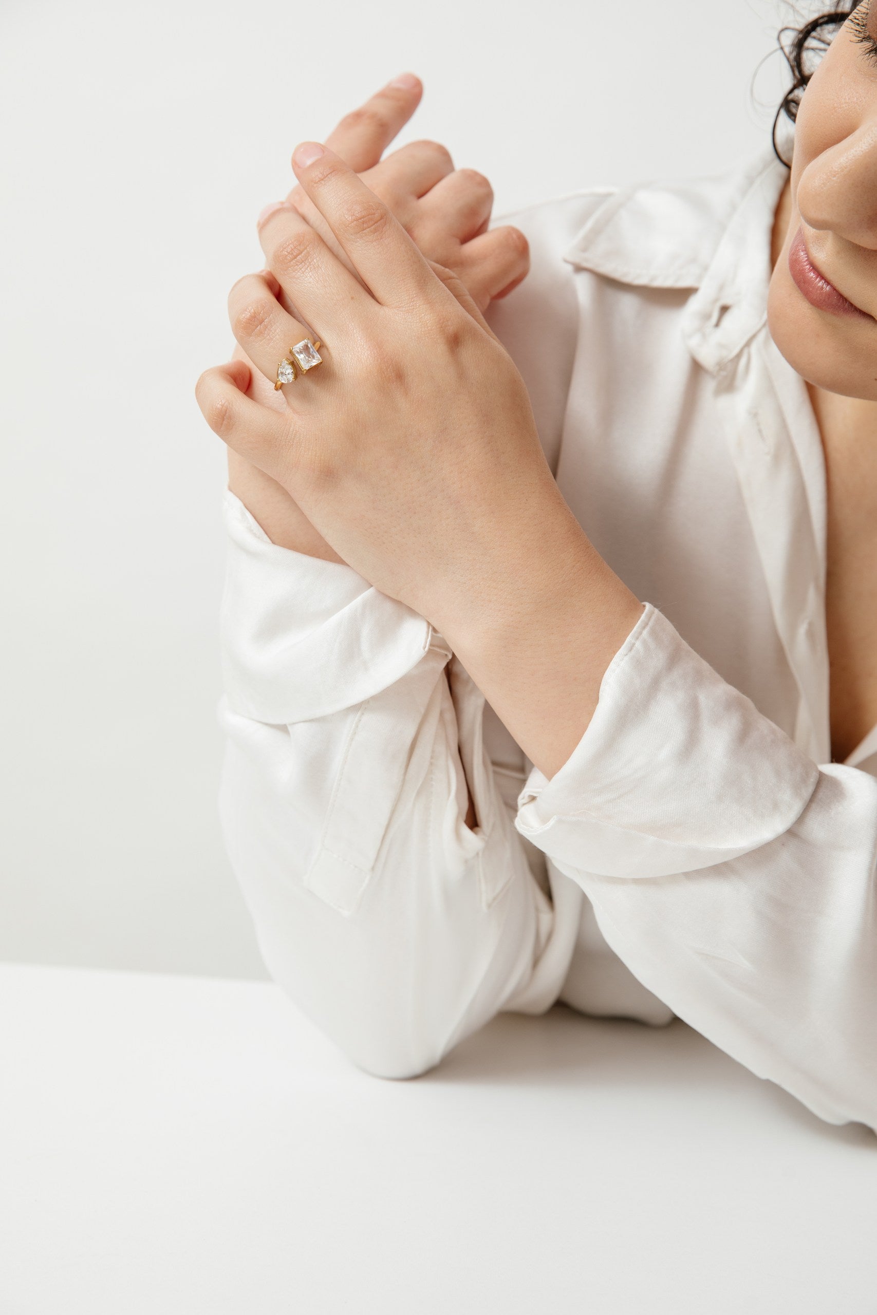 Anillo Diana baño de oro y circones