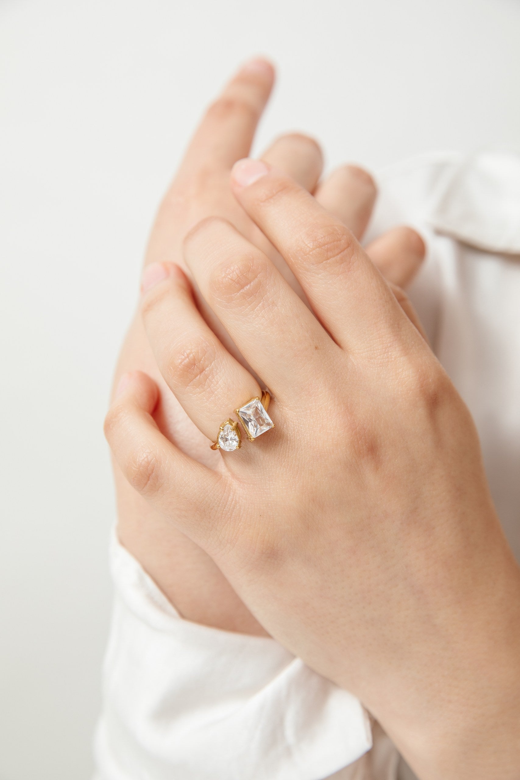 Anillo Diana baño de oro y circones