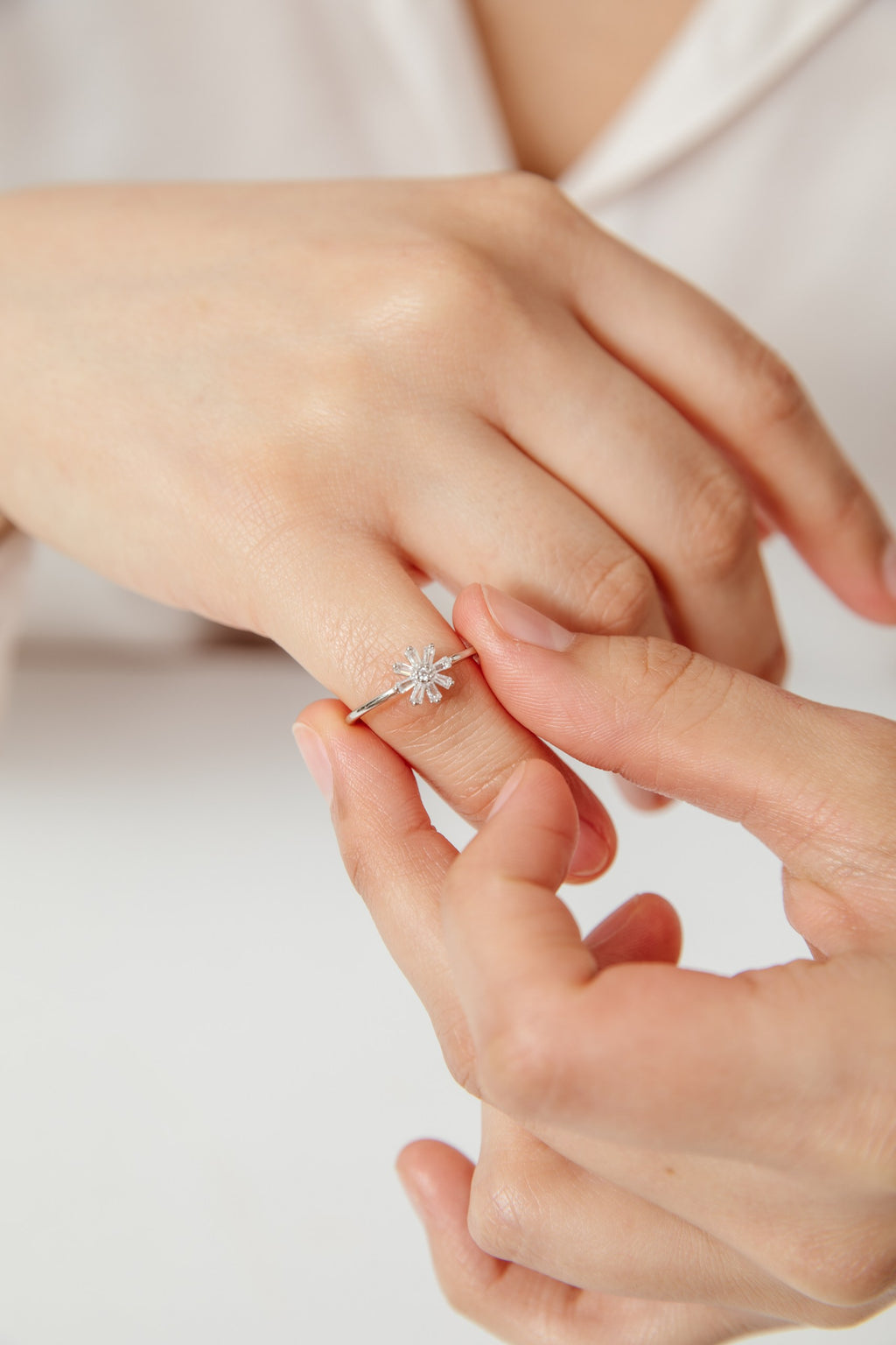 Anillo Flor plata 925 y circones