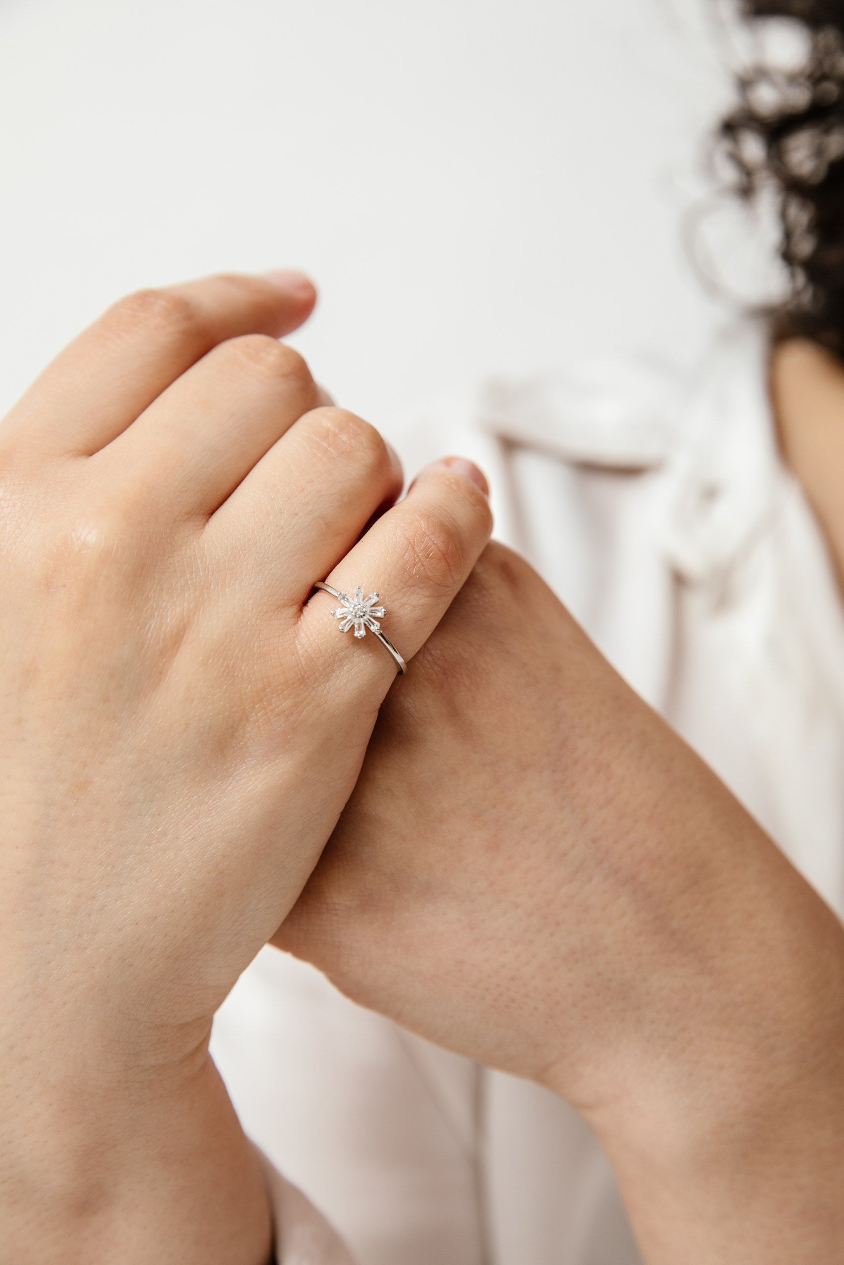 Anillo Flor plata 925 y circones