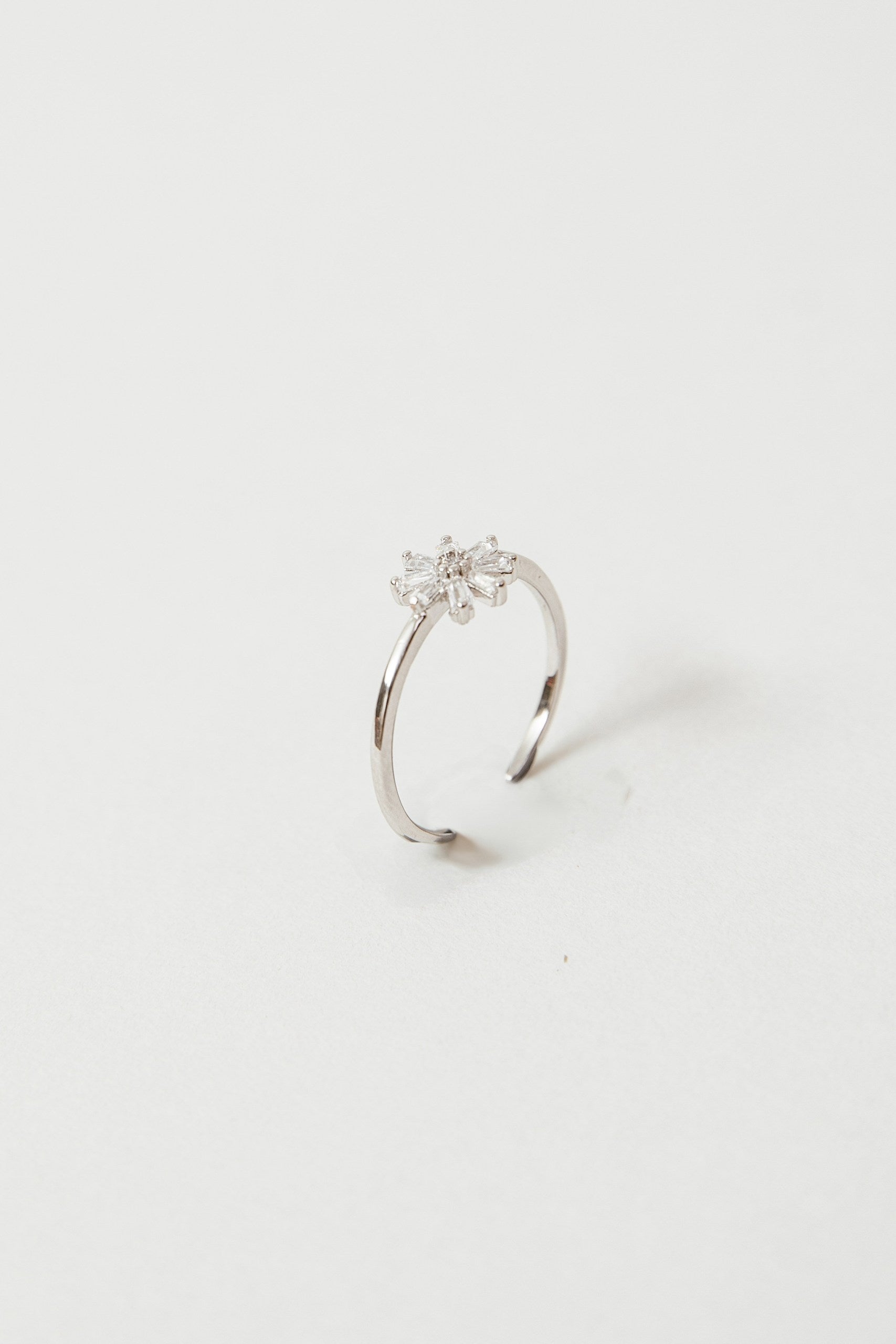 Anillo Flor plata 925 y circones