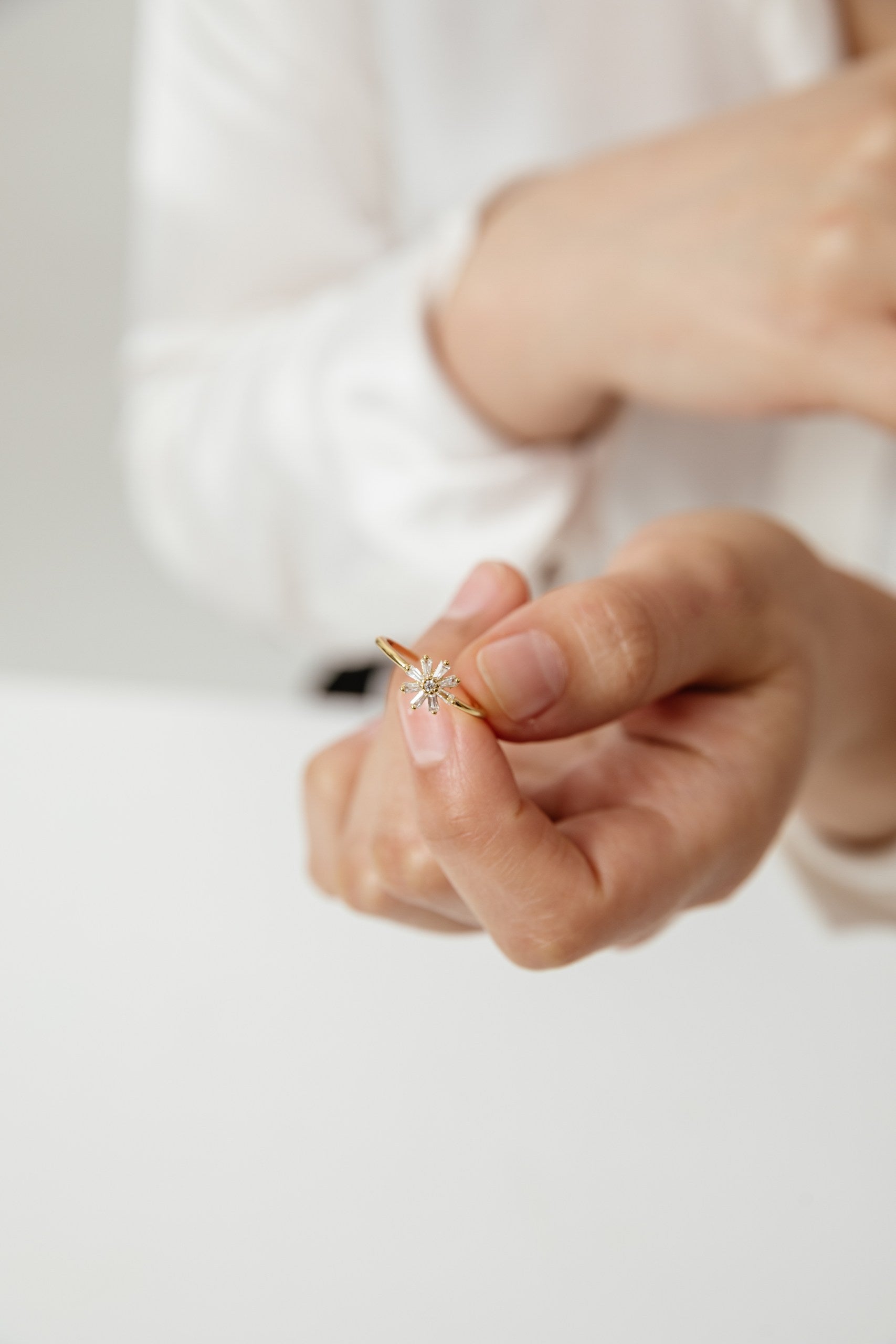 Anillo Flor baño de oro y circones