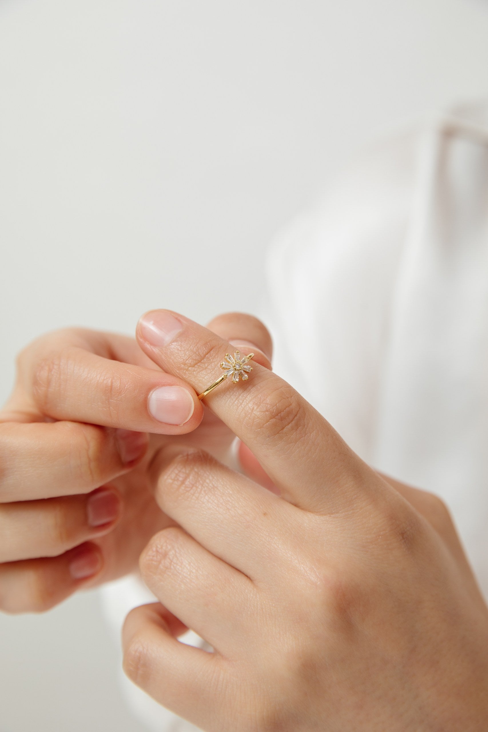 Anillo Flor baño de oro y circones