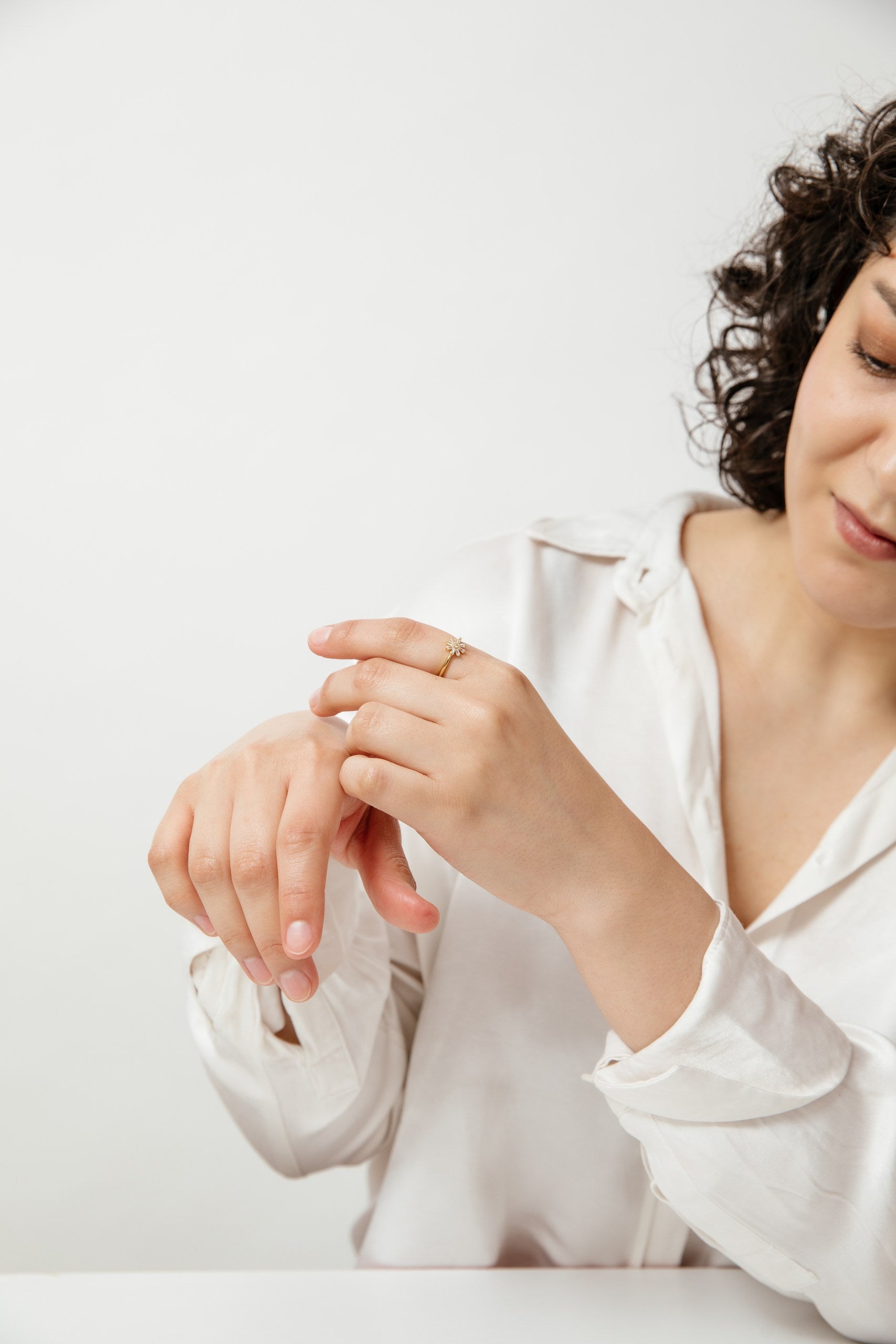 Anillo Flor baño de oro y circones